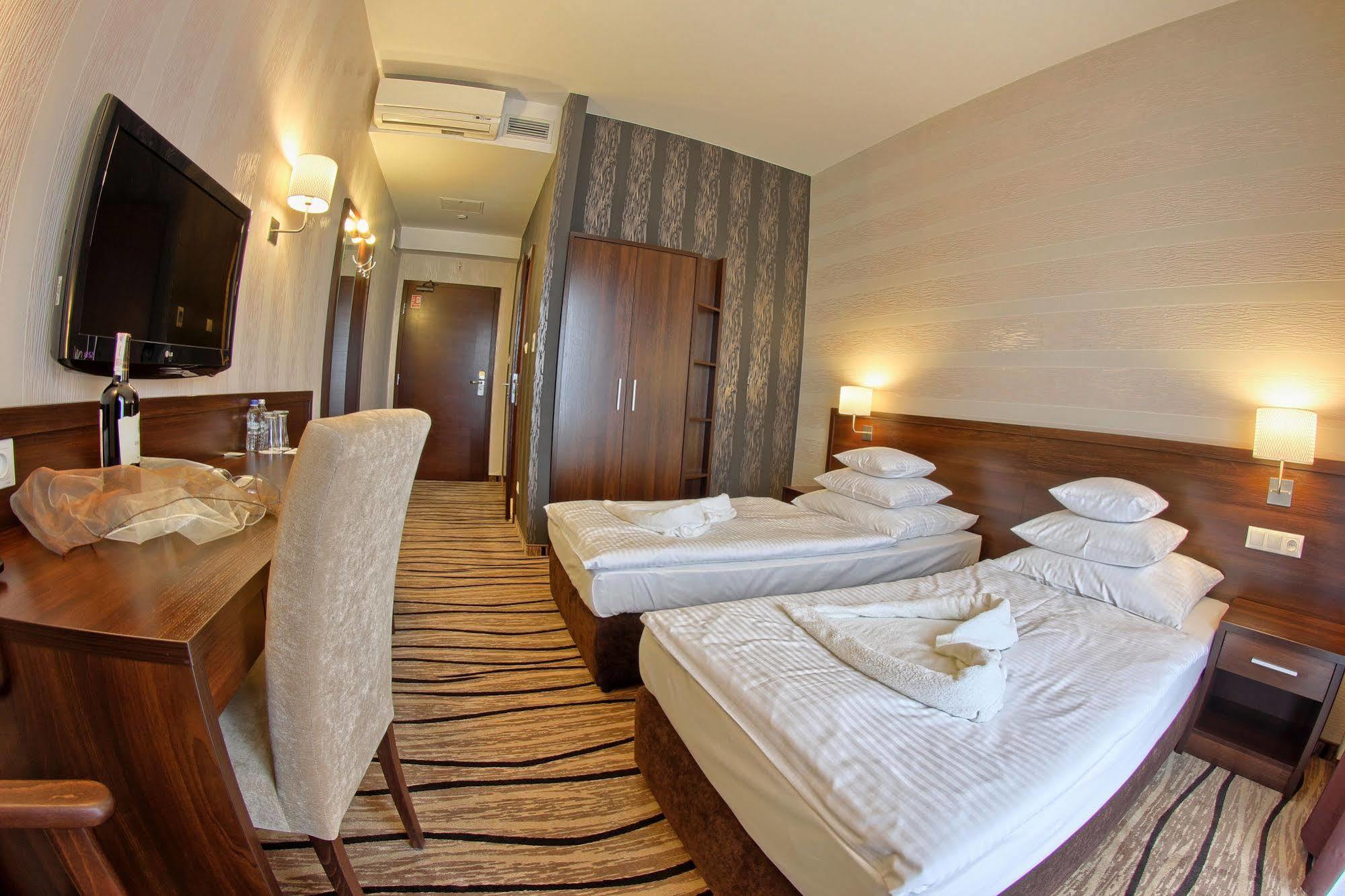 Hotel Arkas Prószków Exterior foto